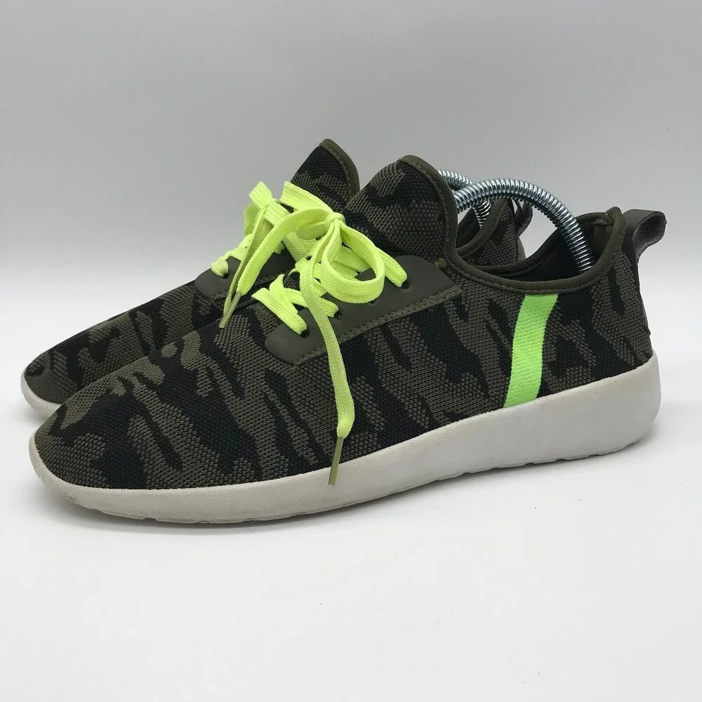 Niki Woman's size 10 Sneakers  Stretch Camo Lightweight Shoes Comfy Camouflage